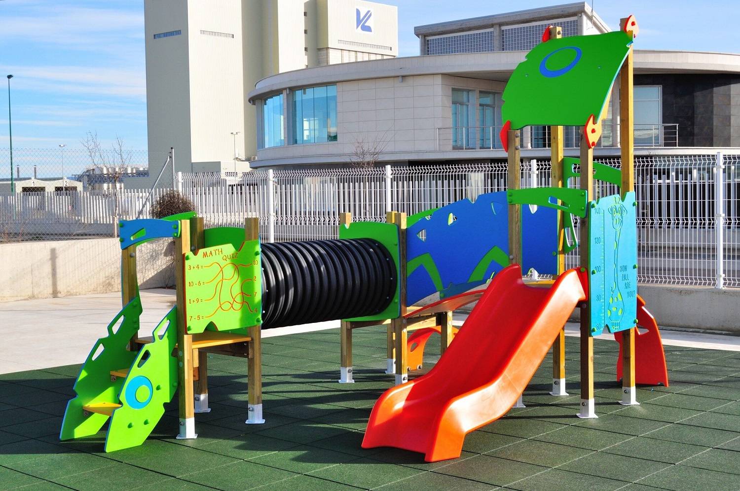 structure multi-jeux "chenille"